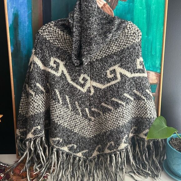 Steve Madden Gray and Cream Poncho One Size - Picture 2 of 16